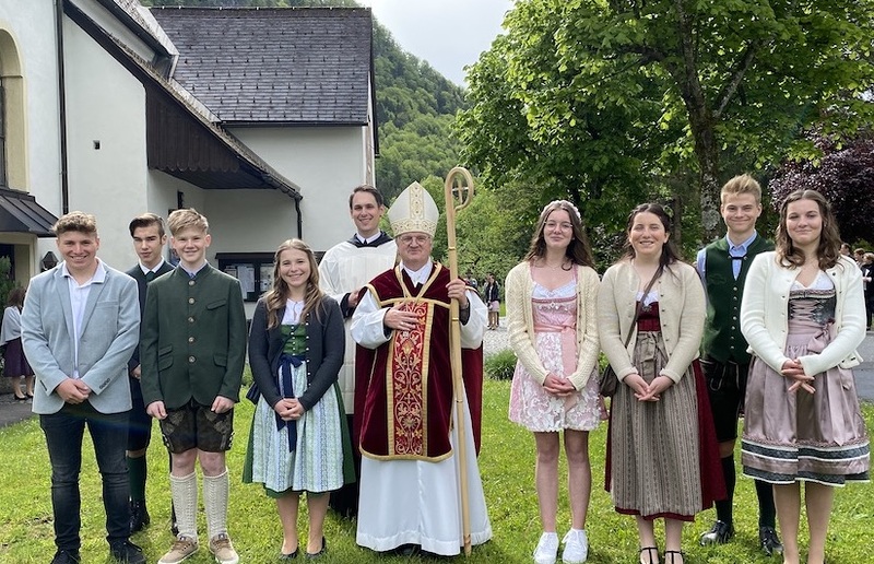 Firmung in Altenmarkt / Ulrich Diel Abt Gerhard Hafner und die Firmlinge